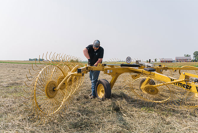 Vermeer VRC1224 Carted Wheel Rake Vermeer VRC1224 Carted Wheel Rake
